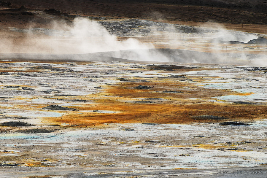 Solfatarenveld (hete bronnen gebied) Hverir (Námaskarð) bij Mývatn in IJsland. Hot spring area.