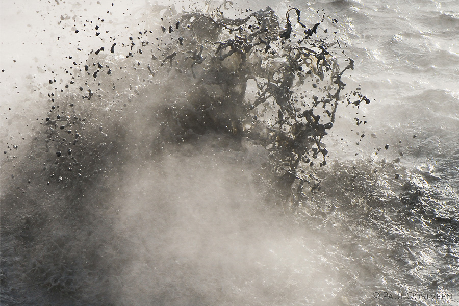 Kokende modderpoel in het hete bronnen gebied Hverir (Námaskarð) bij Mývatn in IJsland. Boiling mud pool in hot spring area Hverir (Námaskarð).