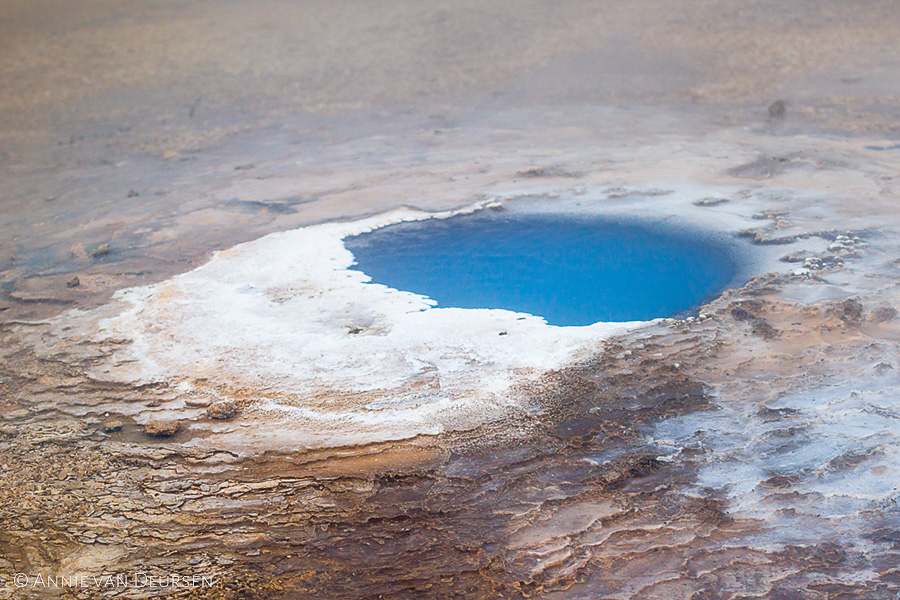 Hete bronnengebied Hveravellir in IJsland. Hot spring area.