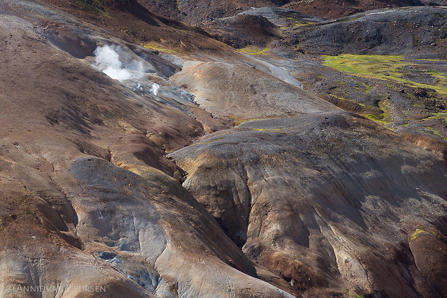 Hete stoom in het hooggelegen hete bronnen gebied Hveradalur in Kerlingarfjöll in het binnenland van IJsland. Hot spring area Hveradalur (Kerlingarfjöll).