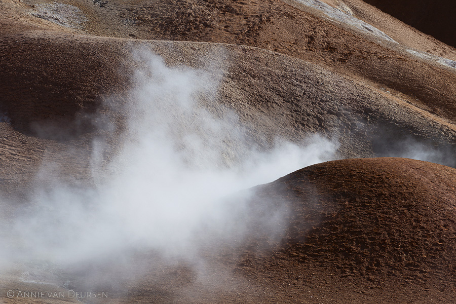 Hete stoom in het hooggelegen hete bronnen gebied Hveradalur in Kerlingarfjöll in het binnenland van IJsland. Hot spring area Hveradalur (Kerlingarfjöll).