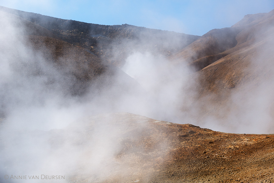 Hete stoom in het hooggelegen hete bronnen gebied Hveradalur in Kerlingarfjöll in het binnenland van IJsland. Hot spring area Hveradalur (Kerlingarfjöll).