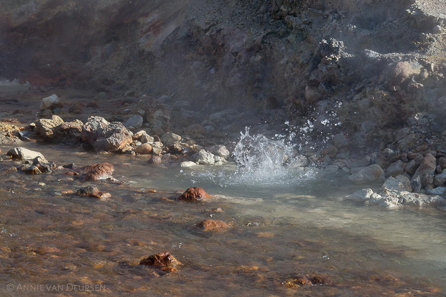 Hete bron in het hooggelegen hete bronnen gebied Hveradalur in Kerlingarfjöll in het binnenland van IJsland. Hot spring area Hveradalur (Kerlingarfjöll).