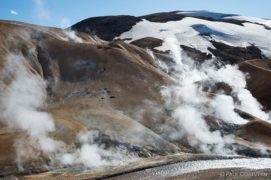 Hete stoom en sneeuw in het hooggelegen hete bronnen gebied Hveradalur in Kerlingarfjöll in het binnenland van IJsland. Hot spring area Hveradalur (Kerlingarfjöll) with snow.