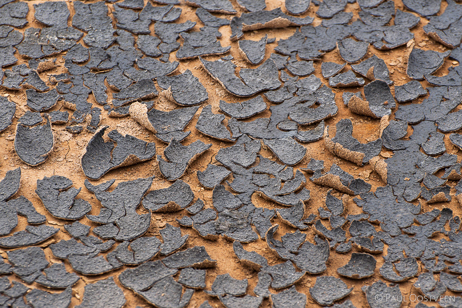 Opgedroogde moddervlokken in het hete bronnen gebied Seltún (Krýsuvík) in IJsland. Dried mud flakes in hot spring area Seltún (Krýsuvík).