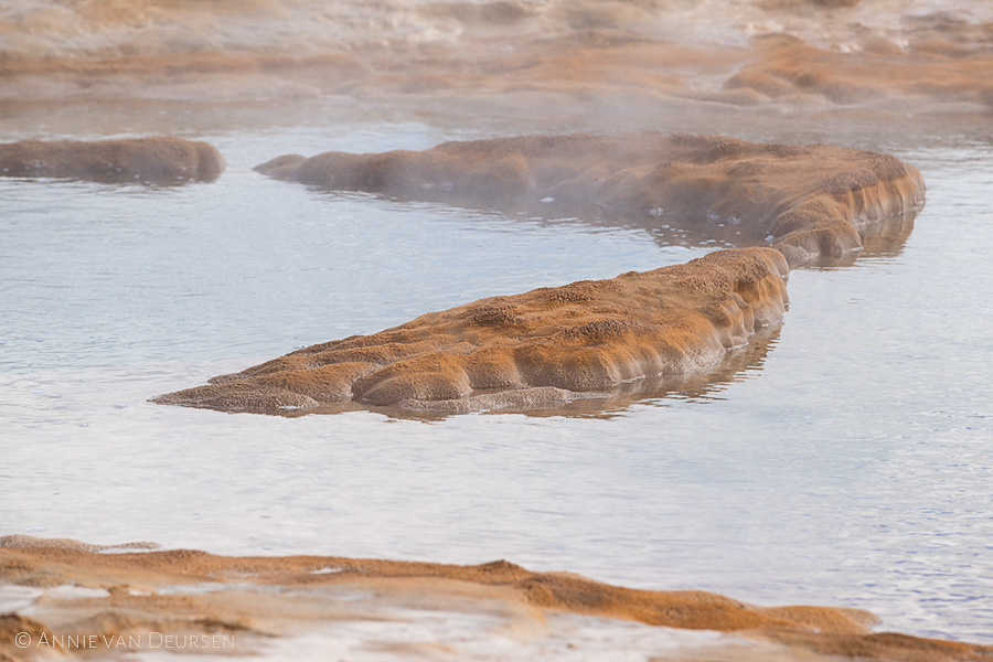 Geiser Strokkur in het Geysir gebied in IJsland.