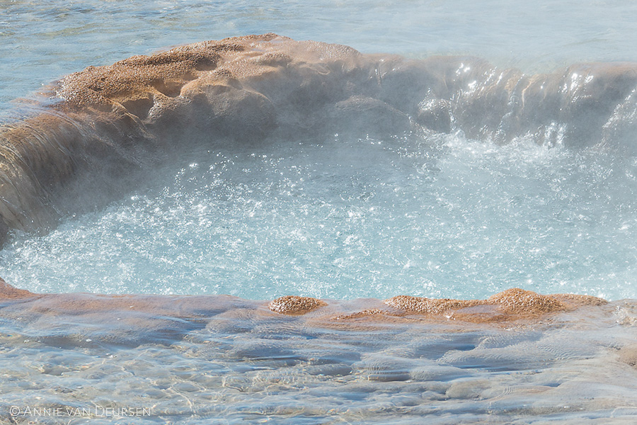 Geiser Strokkur in het Geysir gebied in IJsland.