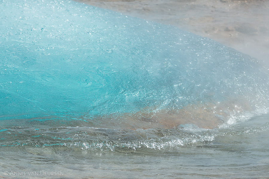 Geiser Strokkur in het Geysir gebied in IJsland.