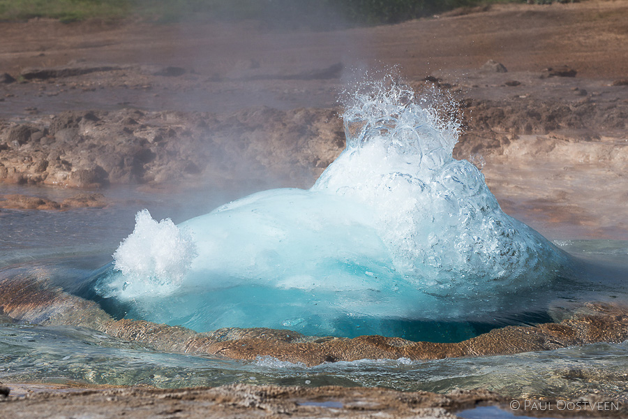 Spuitende geiser Strokkur in het Geysir gebied in IJsland.