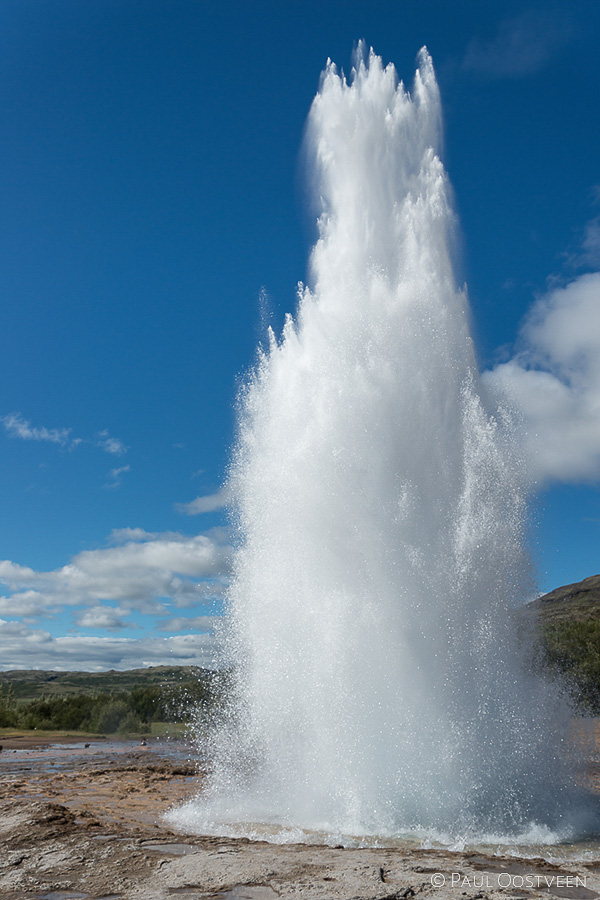 Spuitende geiser Strokkur in het Geysir gebied in IJsland.