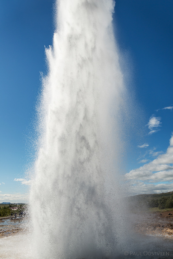 Spuitende geiser Strokkur in het Geysir gebied in IJsland.