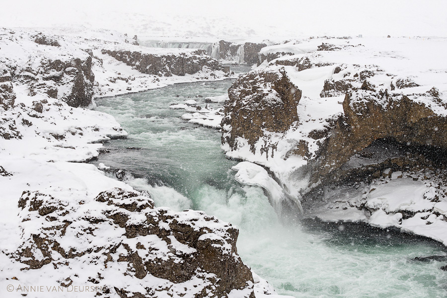 Bevroren waterval Godafoss in de sneeuw.