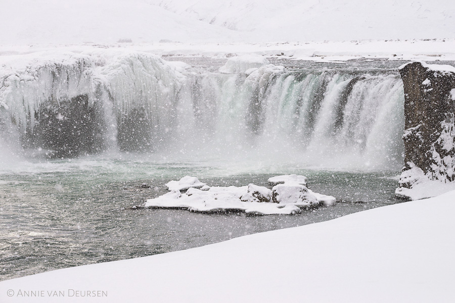 Bevroren waterval Godafoss in de sneeuw.