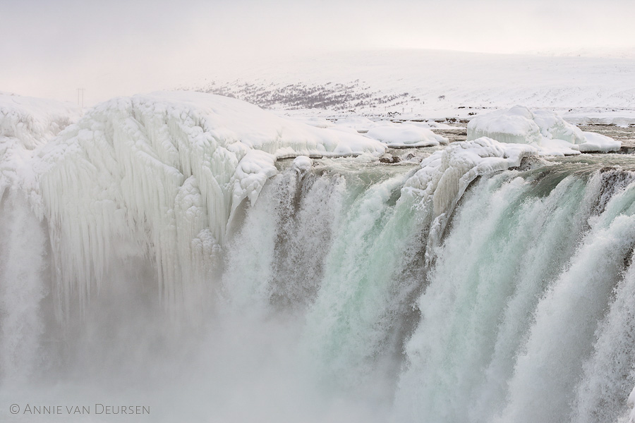 Bevroren waterval Godafoss in de sneeuw.